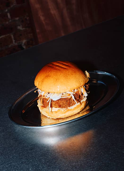 Le  Burger Katsu Aubergine chez Superfine 